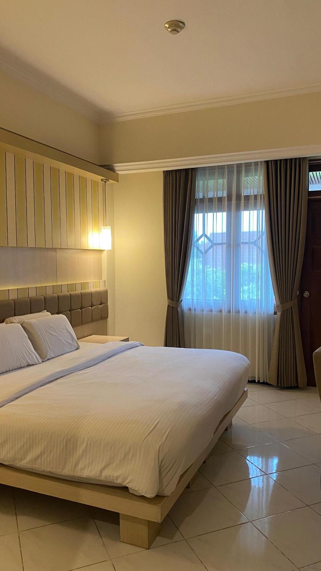 Royal Hotel And Villa Batu Batu  Kültér fotó